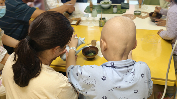 紫金厚德志愿者團(tuán)隊開展“宋韻點茶，溫暖童心”住院兒童關(guān)愛活動